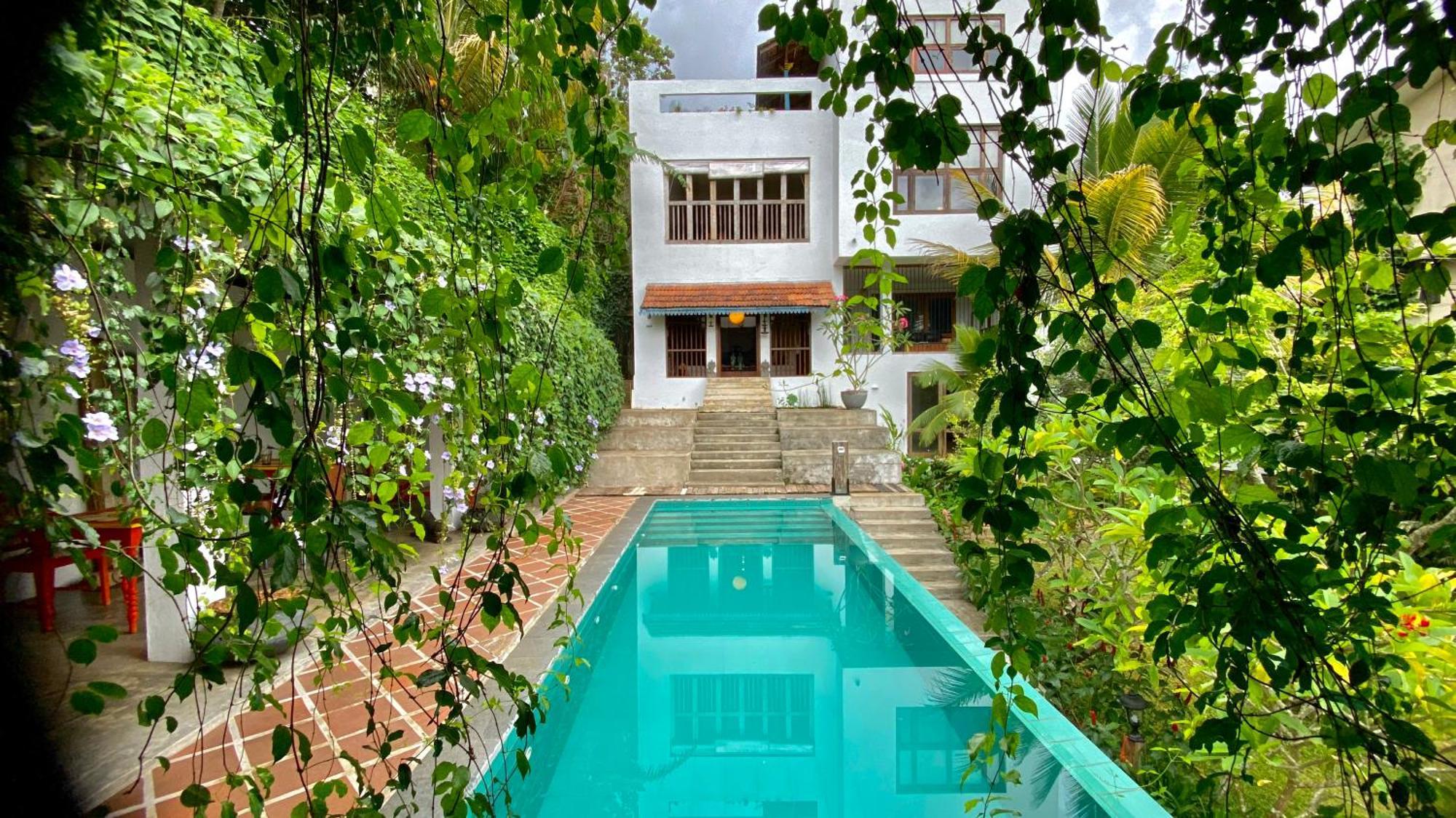 Goddess Kandy Buitenkant foto